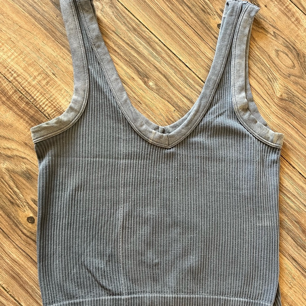 Wild Rose Ribbed V-Neck Tank Top - Gray